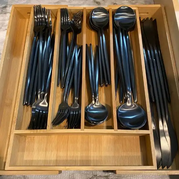 FAMEWARE 30 Pieces Silverware Set have Features that Include 30 Pieces