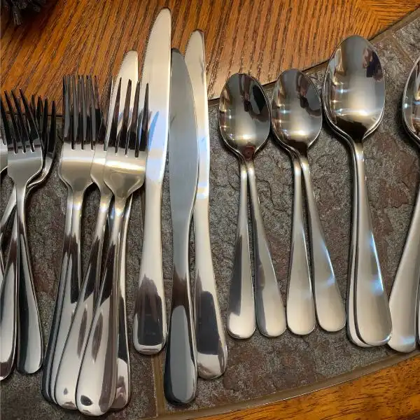Amazon Basics 20-Piece Stainless Steel Flatware Set have good Quality of Material